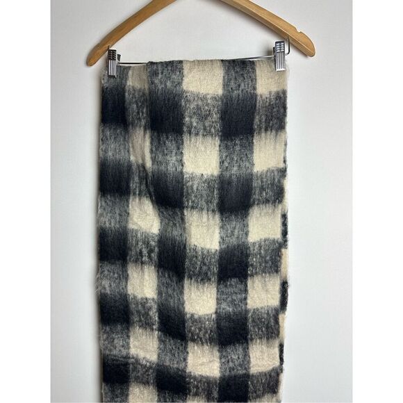 Black and cream Plaid oversized scarf - Picture 4 of 7